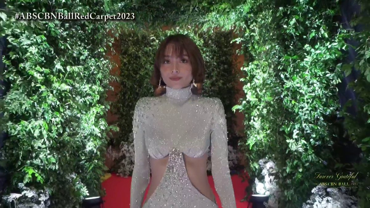 THE MOMENT WE HAVE BEEN WAITING FOR. Kathryn Bernardo and Daniel Padilla serve looks at the #ABSCBNBallRedCarpet2023. 🤩 #ABSCBNBall2023 LIVE: