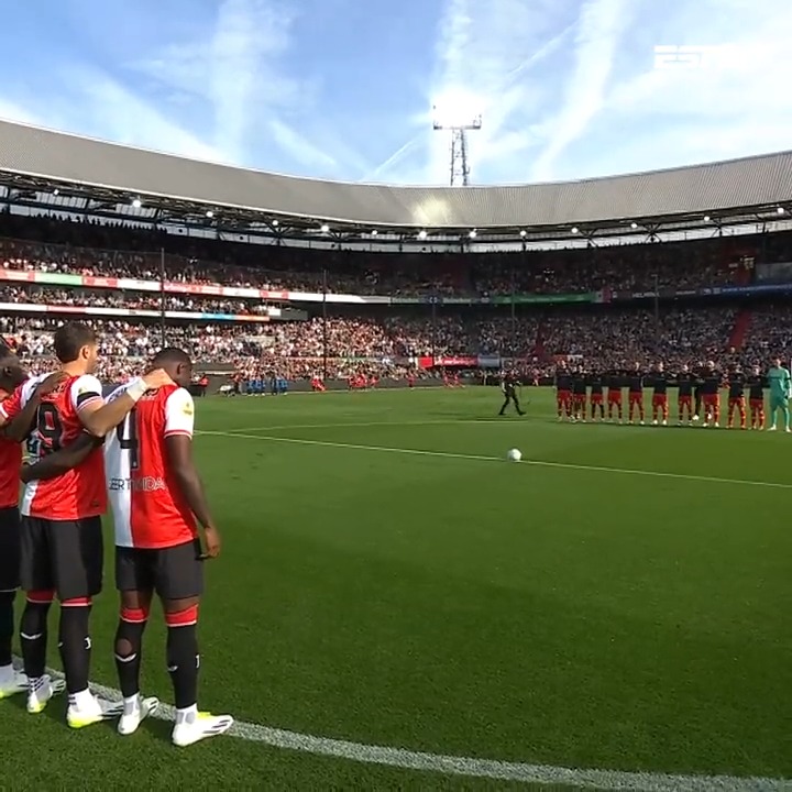 Een indrukwekkende minuut stilte in De Kuip 🙏 #feygae