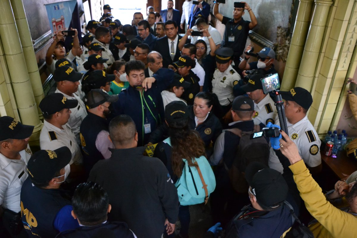 Durante el secuestro de las actas electorales se dio un forcejeo entre los agentes de la PNC de Guatemala y la Fiscalía Especial Contra la Impunidad del MP de Guatemala porque los magistrados del #TSEGuatemala, en defensa del orden electoral, se oponían a la extracción de las actas.