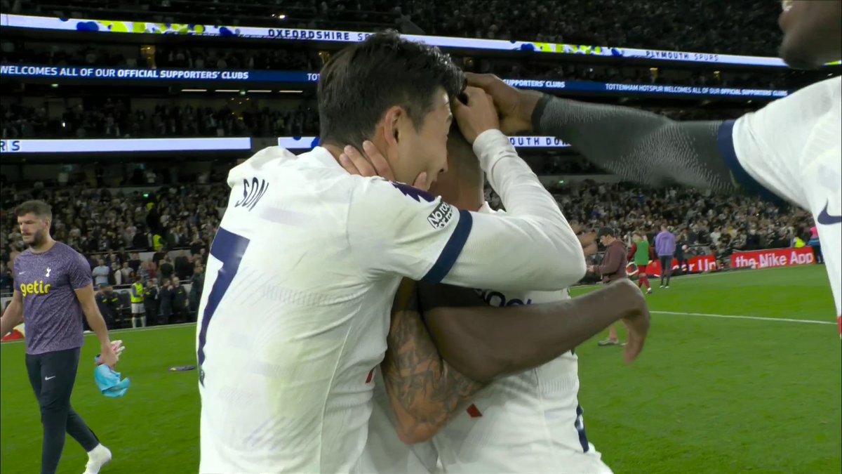 The Tottenham Hotspur Stadium is BUZZING! 🕺🔥