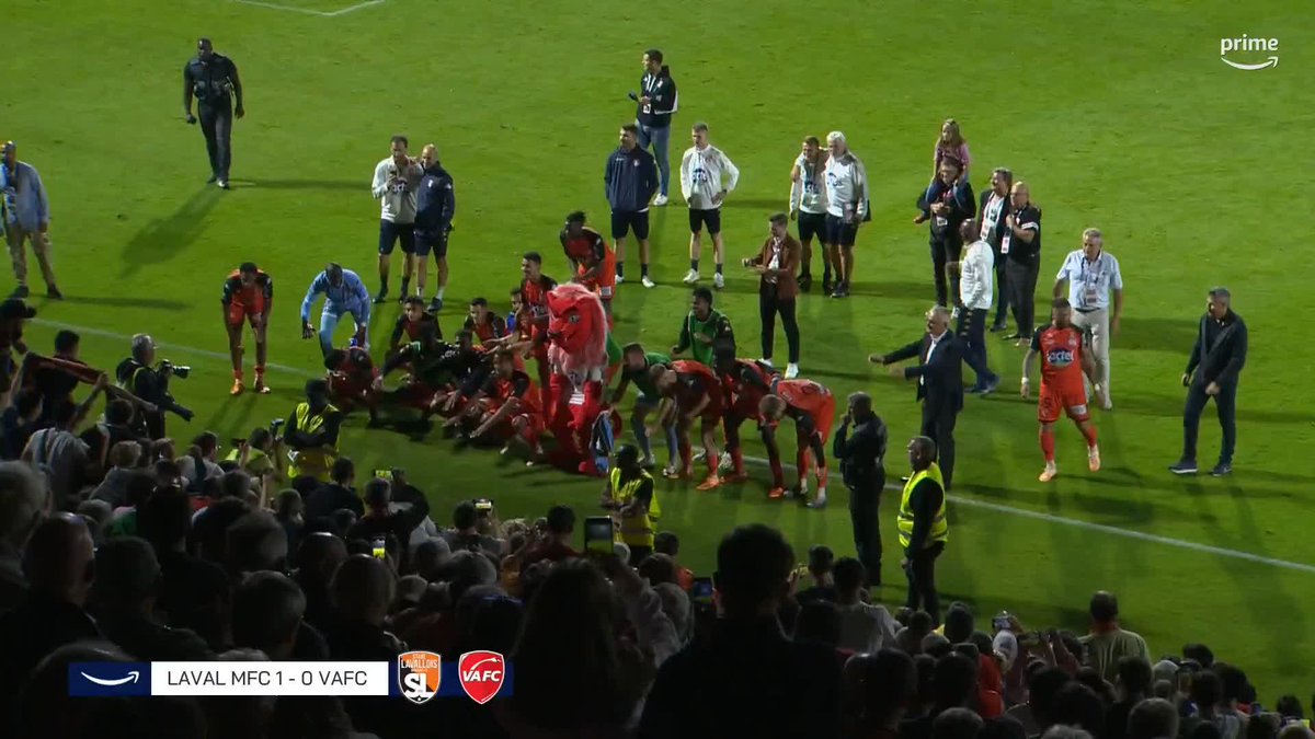 😍 Le nouveau rituel de votre samedi soir, savourez l'ambiance incroyable au Stade Francis-Le-Basser ! 🙌 Le Stade Lavallois est en feu et savoure chaque semaine sa place de leader ! #Ligue2BKT