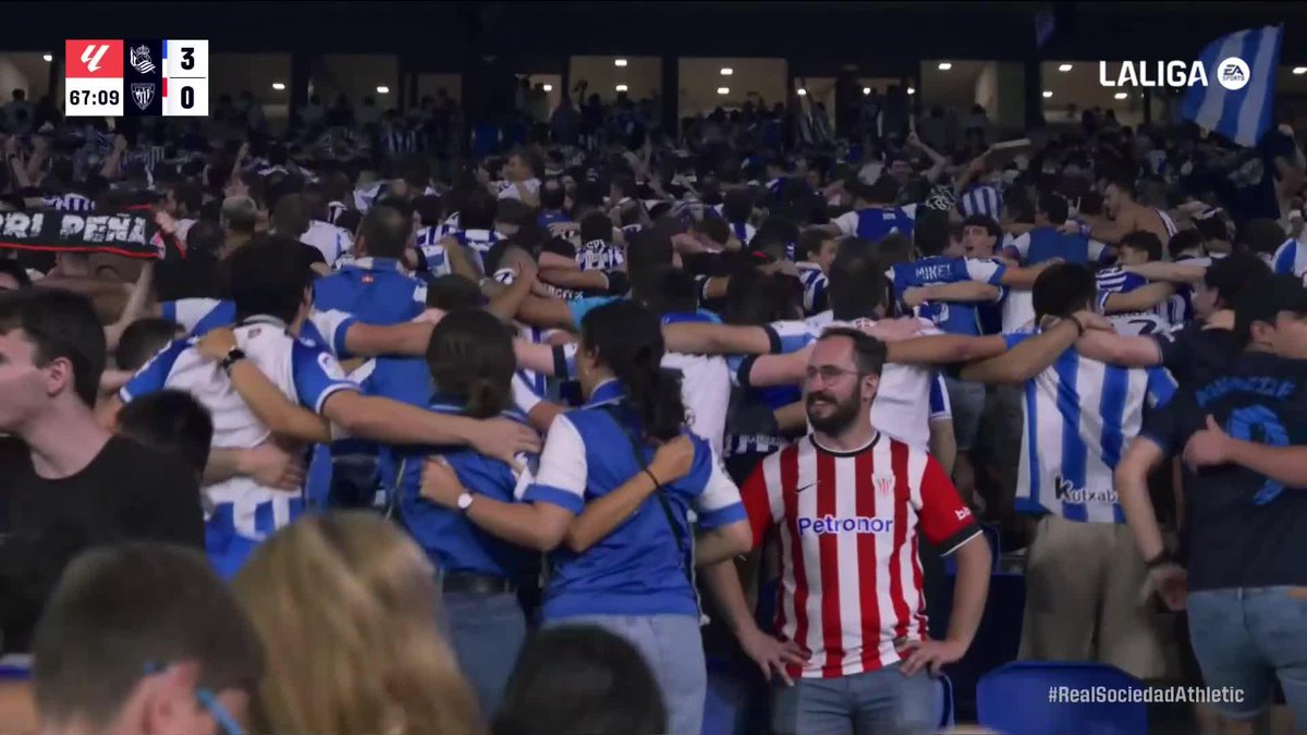 Video espectacular del Derby Vasco. Hinchas del Athletic, en medio de la celebración de los hinchas de la Real Sociedad. Todos disfrutan. Todo en paz.
