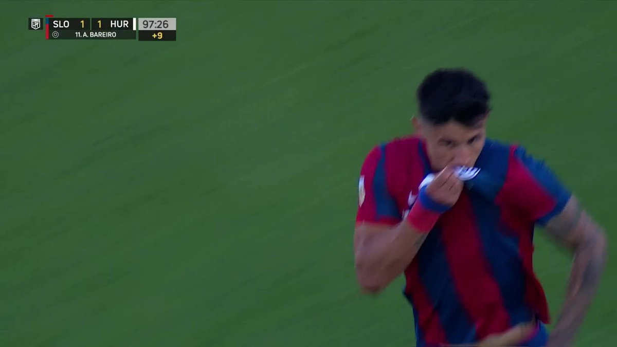 Un día después de ser convocado a la Albirroja, Adam Bareiro respondió con este tanto en el clásico ante Huracán. 🇵🇾 Es el goleador [5] de San Lorenzo en el campeonato.
