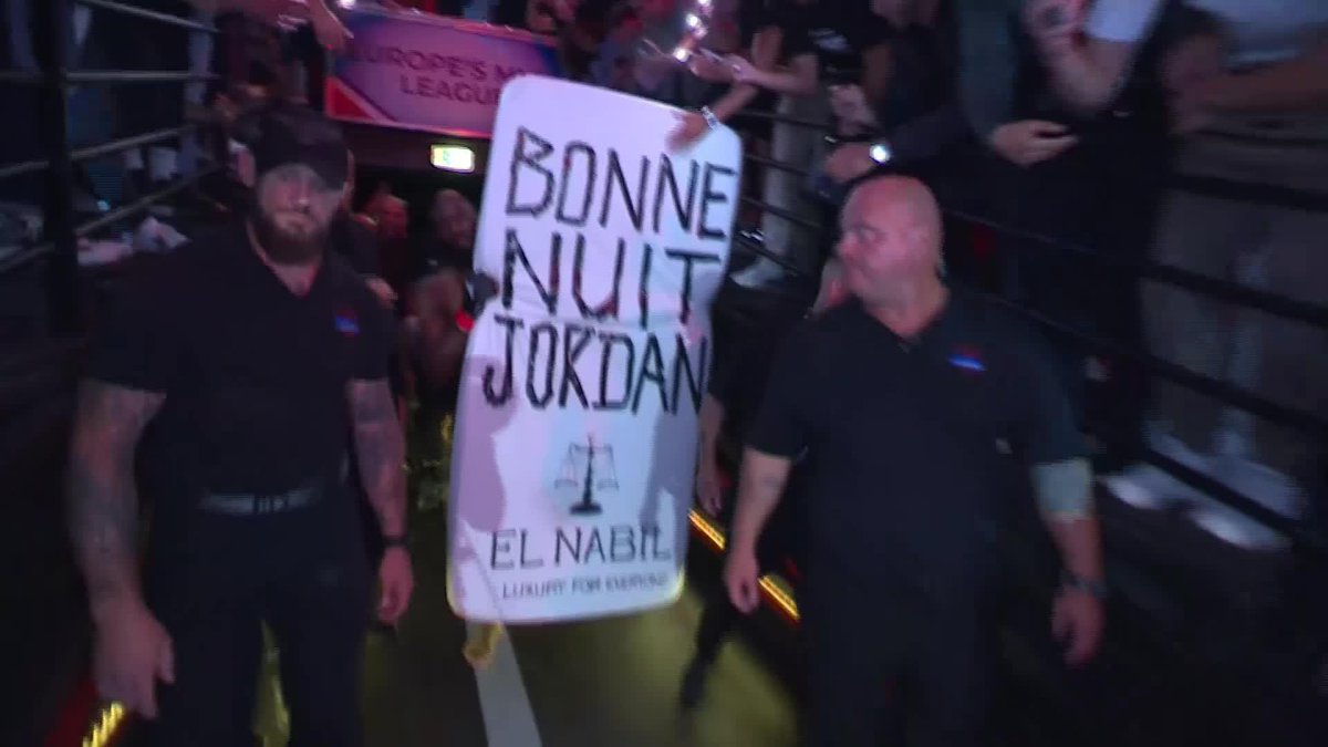 🥊🇫🇷 Insolite : comme annoncé, Cédric Doumbé a fait son entrée au #PFLParis en criant "JORDAN…", ce à quoi le public a répondu "…T’ES MORT". (RMC) #JordanTesMort