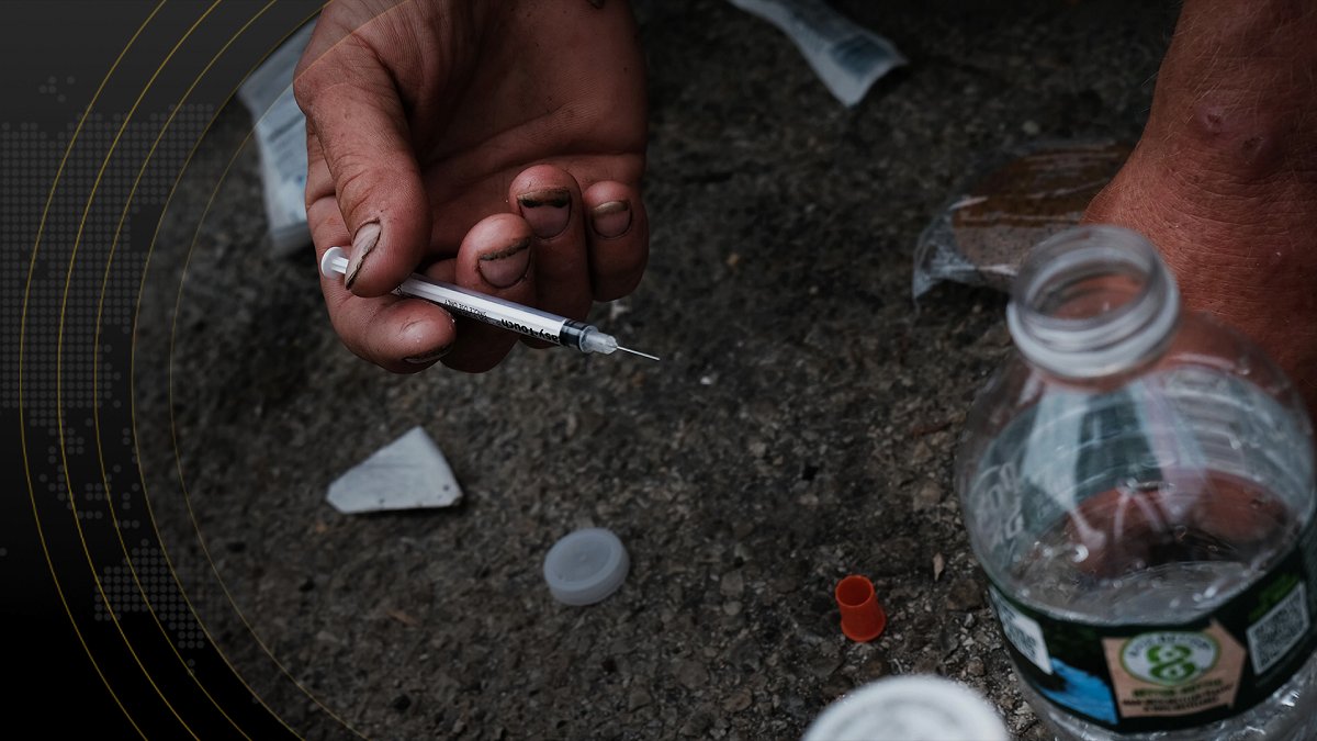 Québec veut se joindre à une poursuite contre des pharmaceutiques auxquelles on reproche d'avoir contribué à la crise des opioïdes. Le reportage de Charlotte Dumoulin #TJ18h