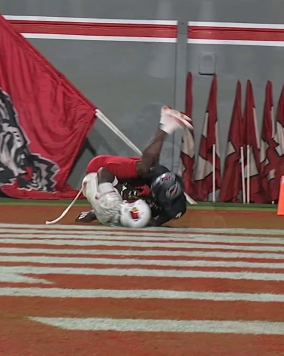 Pregunta para expertos!!! Por qué esto fue marcado cómo touchdown?? Los leo!! El colegial nos regala momentos únicos!!! 🏈