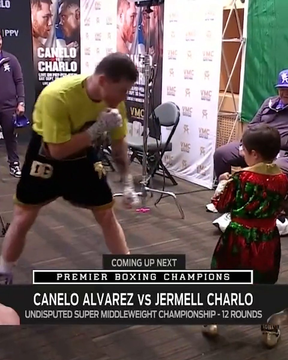 What a moment between Canelo and his son ahead of #CaneloCharlo 🥊 (via @ShowtimeBoxing)