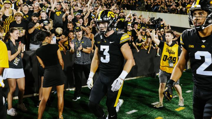 Stars come out at night ✨ @cdejean23 x #Hawkeyes