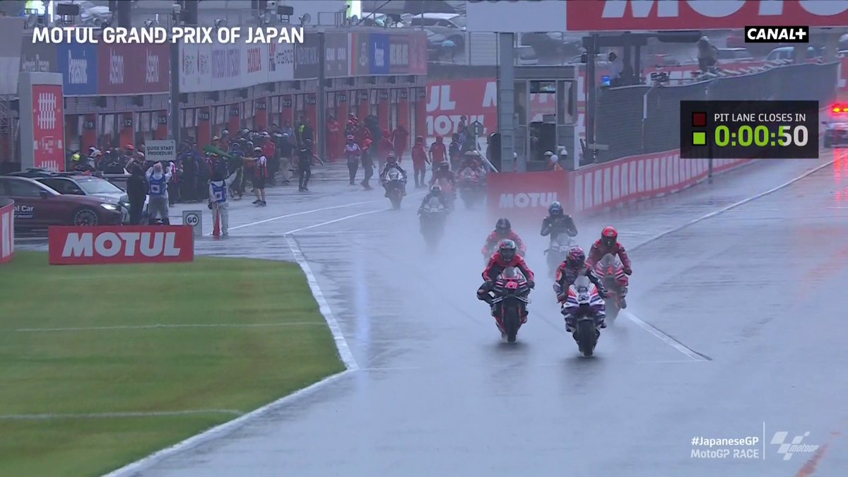 Énorme frustration pour Johann Zarco, privé d'un deuxième départ depuis la 6e position ❌ Il aurait utiliser un raccourci pour ramener sa moto dans la voie des stands. Que pensez-vous de cette sanction ? 🤔 #JapaneseGP🇯🇵 | #MotoGP