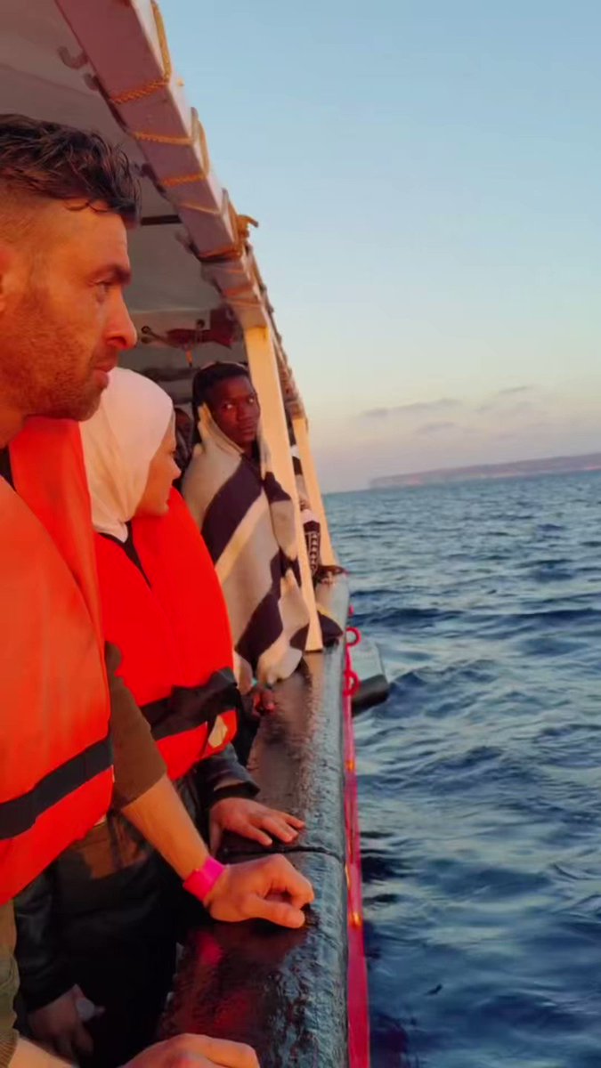 #ULTIMAHORA Finalizada la evacuación médica de una mujer en precarias condiciones de salud acompañada de su marido en #Lampedusa. Seguimos navegando ahora rumbo el puerto asignado de #Genova donde llegaremos en las últimas horas del miércoles. Afrontaremos estos largos días de viaje dedicados al cuidado y atención de las 176 personas a bordo. No olvidemos que todas necesitan desembarcar y recibir los cuidados necesarios lo antes posible. #cadavidacuenta #humansbeinghumans #Mediterraneo #mision106 Únete a nuestra banda. Te necesitan. 📹 #AlessioCupelli