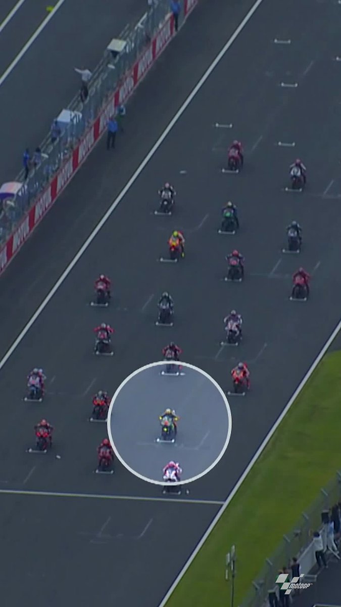 A chain reaction into Turn 1! 💥 Bez went in slightly deep leaving Maverick and Johann Zarco receiving the short end of the stick 😢 #JapaneseGP 🇯🇵