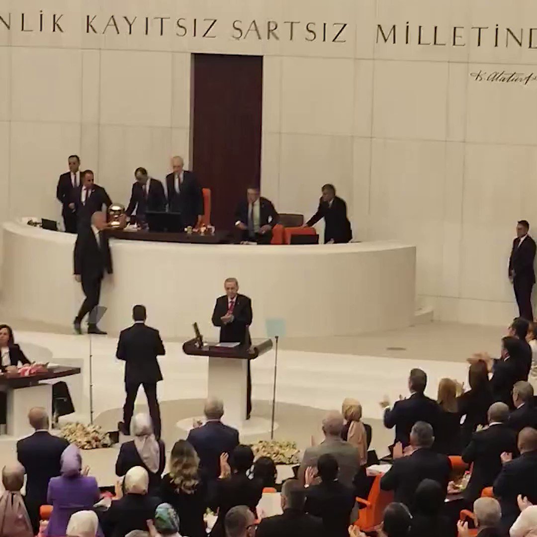 KILIÇDAROĞLU VE KARAMOLLAOĞLU AYAĞA KALKMADI Başkan Erdoğan Meclis açılışındaki konuşmasını bitirdikten sonra herkes ayakta alkışlarken Kemal Kılıçdaroğlu ve Temel Karamollaoğlu ayağa kalkmadı.
