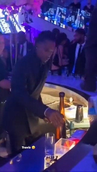 Quavo helping Travis Scott jump over the bar just to serve himself at Jay Z's event last night 😂