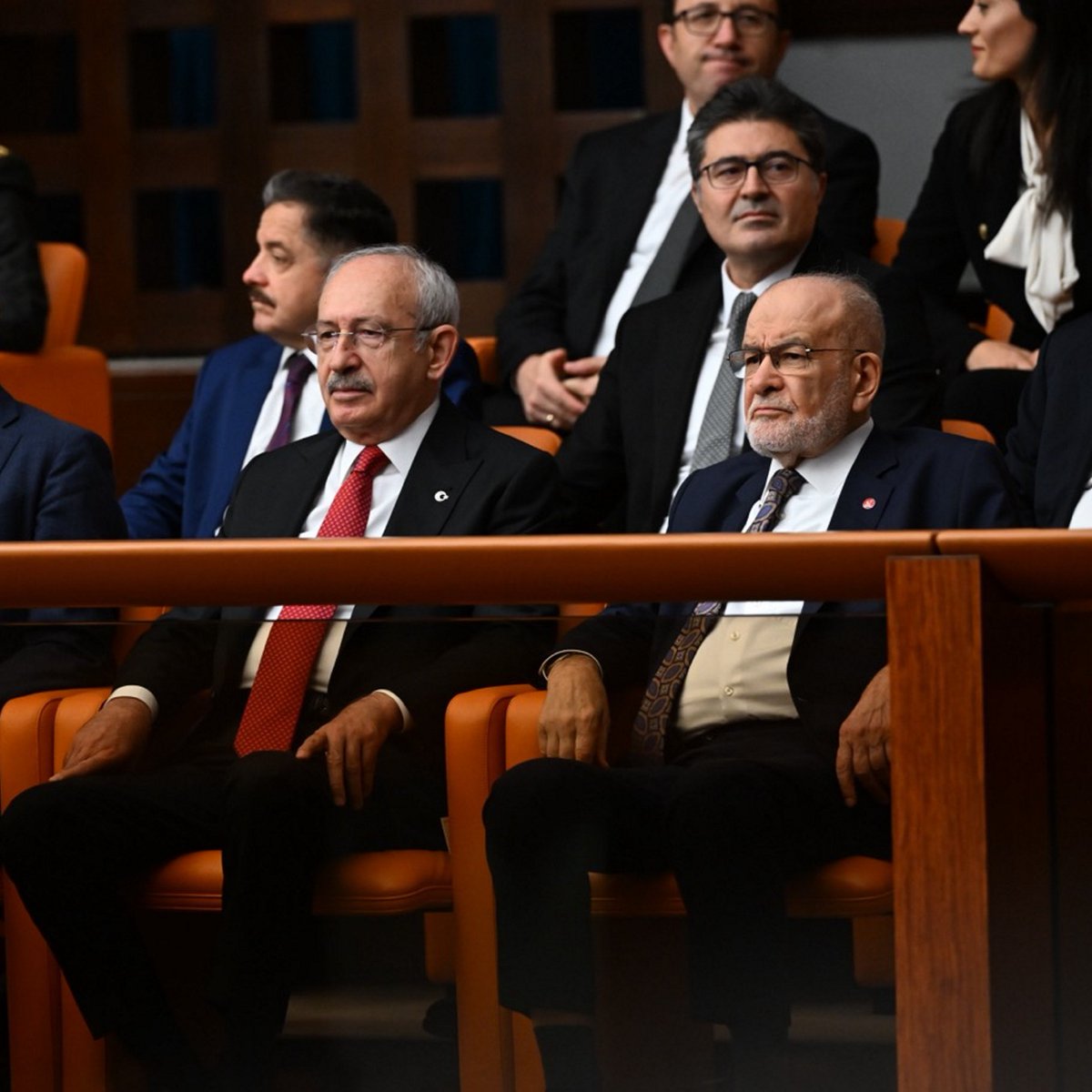 Başkan Recep Tayyip Erdoğan’ın Meclis’e giriş yaptığı sırada CHP Genel Başkanı Kemal Kılıçdaroğlu ve Saadet Partisi Genel Başkanı Temel Karamollaoğlu ayağa kalkmadı.