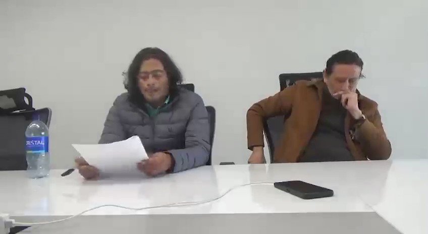 #PetroSíSabía Ojo a esta revelación de Nicolás Petro: los congresistas Agmeth Scaf y Mario Fernández Alcocer ( primo de la primera dama), según el hijo del presidente, son los patinadores ante las entidades públicas de los “intereses” de Verónica Alcocer. Habla de burocracia y demás. En ultimas, Nicolás plantea que estos parlamentarios son los “calanchines” de la esposa del presidente.
