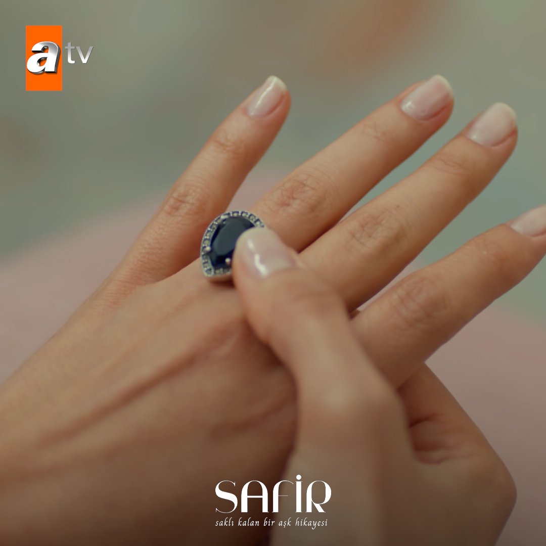 “Kime ait olduğunu asla unutma…" #Safir ‘Saklı Kalan Bir Aşk Hikayesi’ yeni bölümüyle yarın akşam 20.00’de #atv’de. 💠 atv