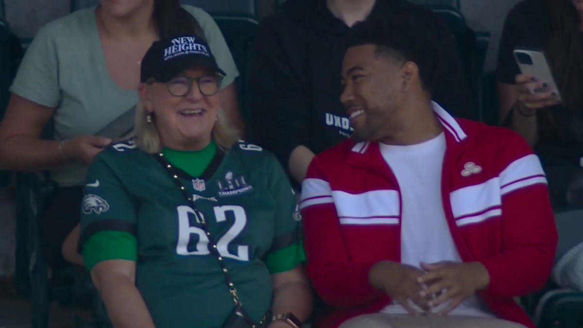 Love the hat Mama Kelce 💚❤️