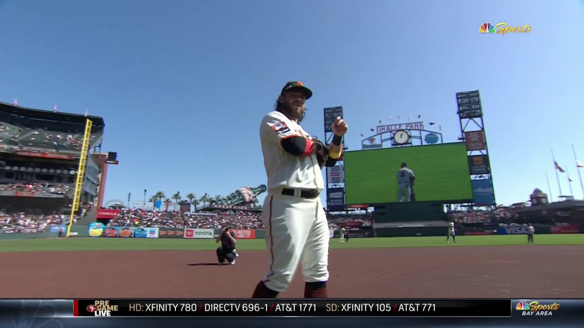 Craw leads the Giants out onto the field 😭