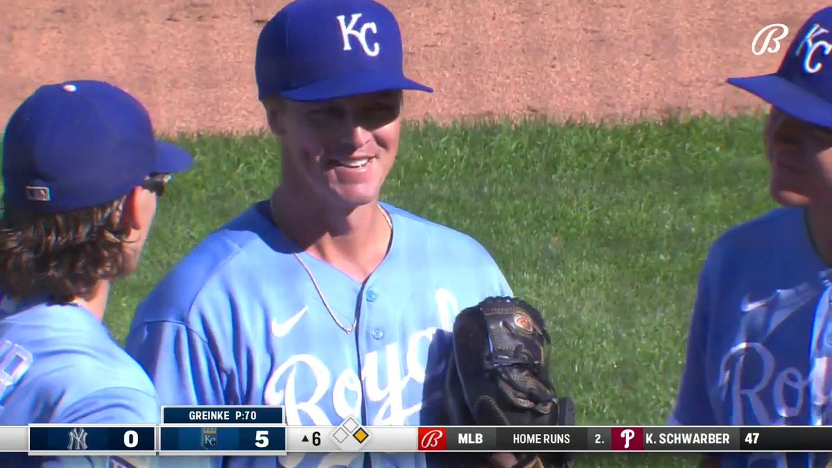 Zack Greinke departs to a standing ovation from the Kansas City faithful 🥹💙 (via @BallySportsKC)