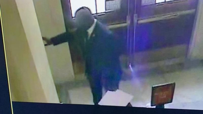 Photo shows Democrat pulling fire alarm in House building before vote