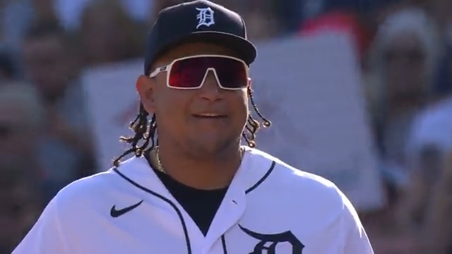 A standing ovation for Miguel Cabrera 🙌 🐅 (via Detroit Tigers)
