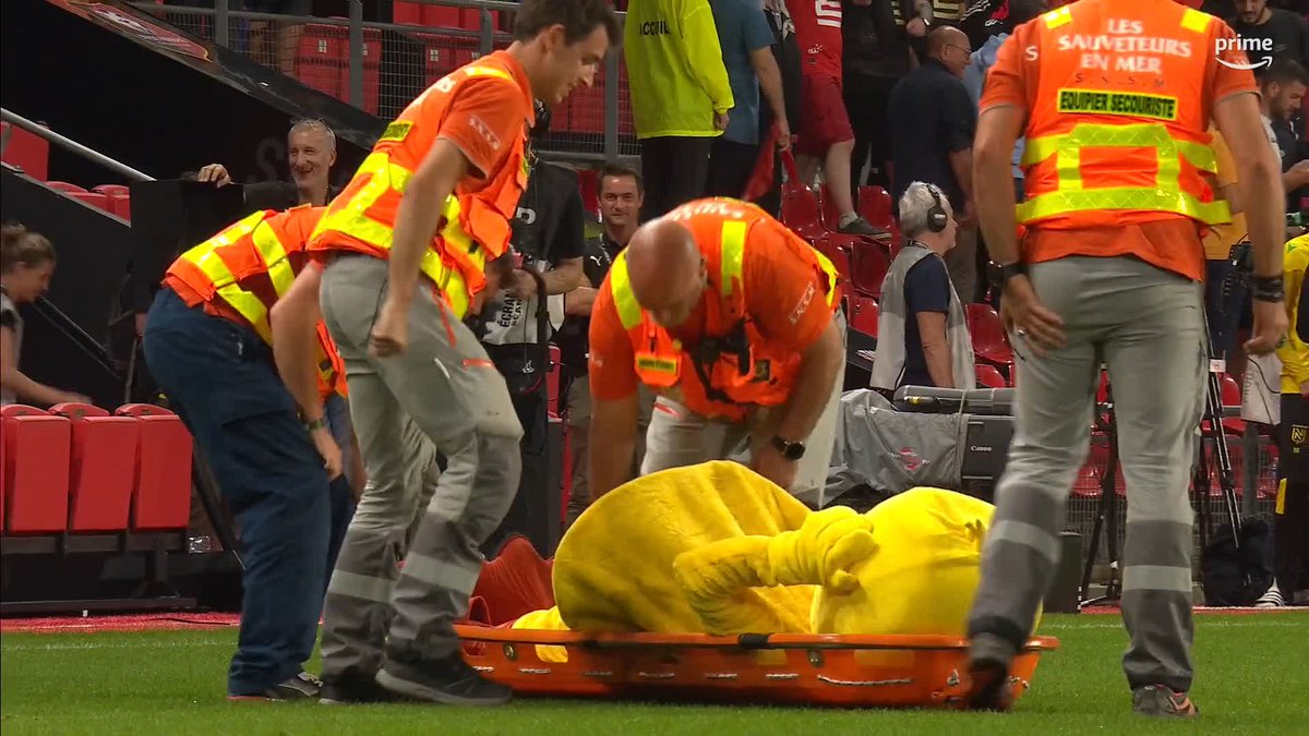 FC Nantes’ mascot had to be stretchered off after being rugby tackled by Brittany rivals Rennes’ mascot this evening 🐥