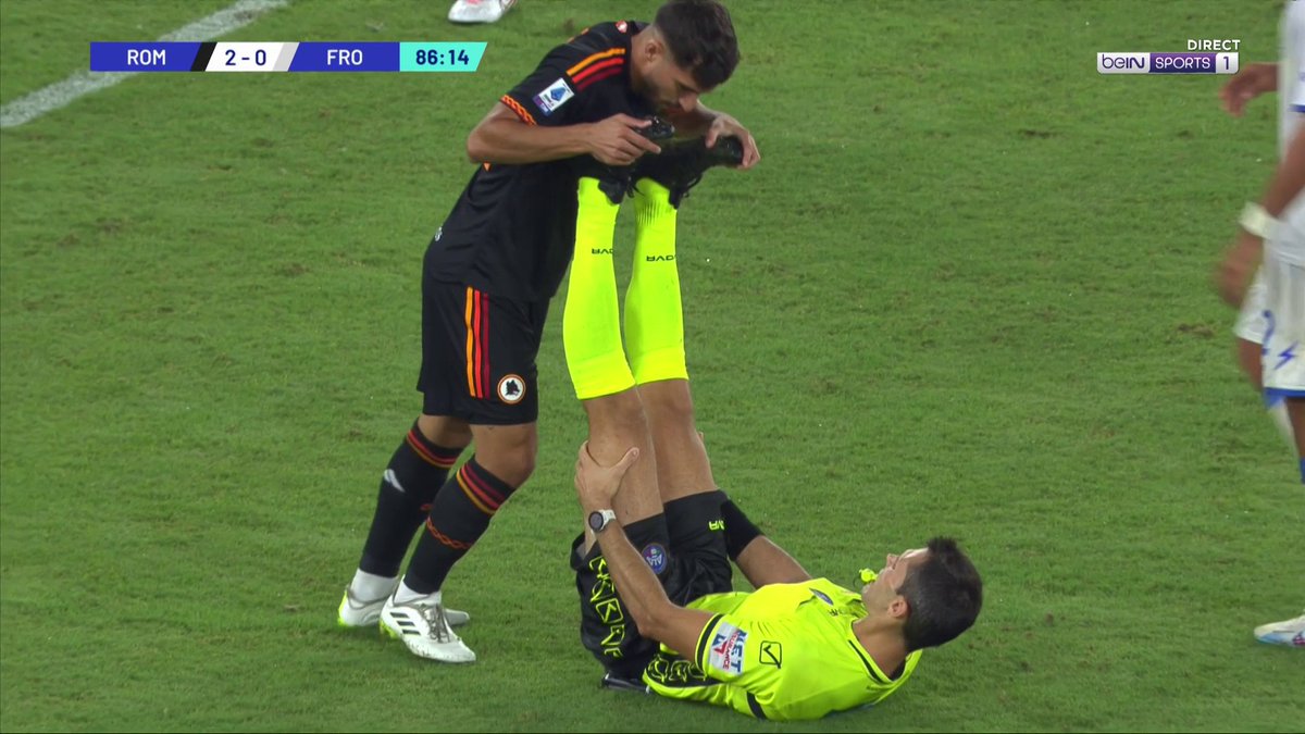 🇮🇹 #SerieA 😅 Houssem Aouar bouscule l'arbitre, le fait tomber et l'aide à soulager ses crampes ! #action