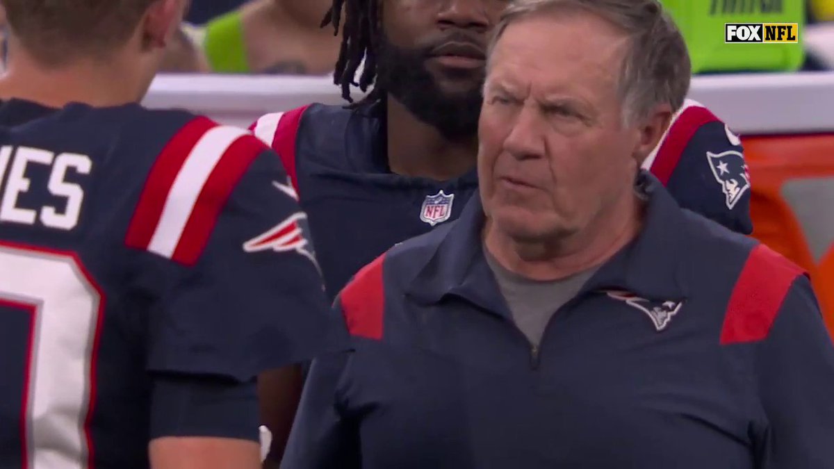 Here’s Bill Belichick speaking to Mac Jones, likely telling him he’s benched… Bailey Zappe is gonna get a chance.