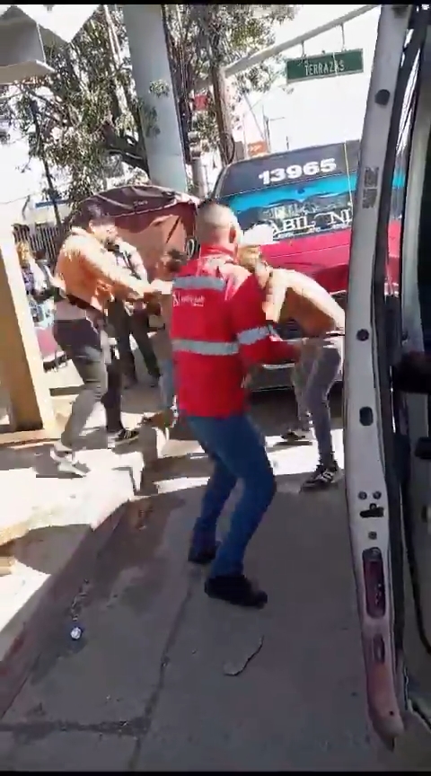 #Tijuana 10 puntos para los choferes; 9 puntos para los pasajeros. La tarde de este domingo se suscitó una riña entre choferes de Taxis rojos con pasajeros en la lanzadera de la Clínica 20 del IMSS en la 5 y 10.