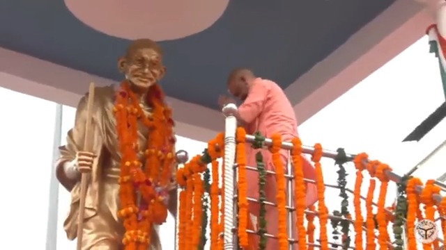 'राष्ट्रपिता' महात्मा गांधी जी की पावन जयंती के अवसर पर आज गोरखपुर में उनकी प्रतिमा पर माल्यार्पण कर श्रद्धांजलि अर्पित की। पूज्य बापू को नमन!