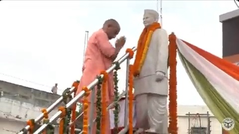 सादगी एवं सदाचार की प्रतिमूर्ति, पूर्व प्रधानमंत्री,'भारत रत्न' लाल बहादुर शास्त्री जी की पावन जयंती के अवसर पर आज गोरखपुर में उनकी प्रतिमा पर माल्यार्पण कर उन्हें भावभीनी श्रद्धांजलि अर्पित की। श्रद्धेय शास्त्री जी को नमन!
