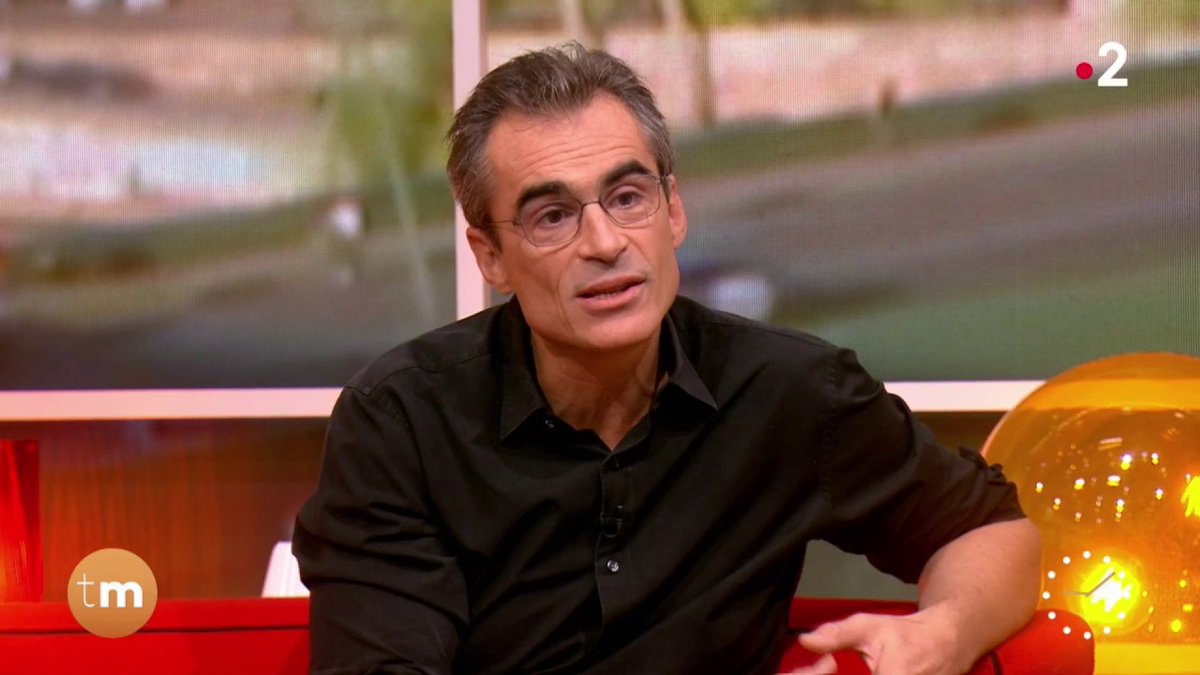 "Albert Camus est le meilleur ami des gens qui ne croient en rien et qui se lèvent quand même le matin, comme moi" Raphaël Enthoven est l'invité de #Telematin pour sa pièce "Camus par Enthoven" 📖💭 Raphaël Enthoven