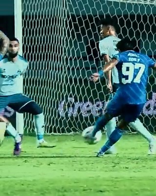 Gol perdana Edo Febriansah untuk #PERSIB Tendangan kaki kiri yang spektakuler dari luar kotak penalti 🚀 #SepakbolaUntukSemua