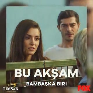 Çözüme yaklaşılan sırlar, yakındaki düşmanlar, açığa çıkan duygular… #BambaşkaBiri yeni bölümüyle bu akşam 20.00’de FOX’ta! 🫂 @timsandb Burak Deniz Hande Erçel Cem Davran feritaktug Begüm Akkaya berrin arısoy muttalip müjdeci Gulcin Hatihan aslı orcan Uğur Uzunel Polen Emre
