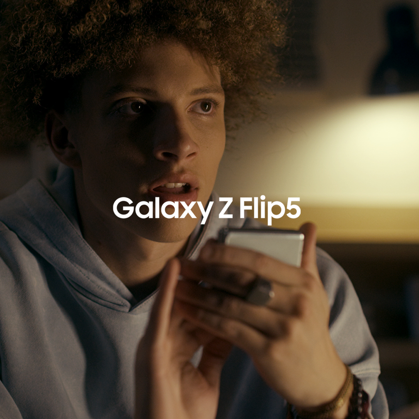 Will she say "yes" or "no"? Be brave with the #GalaxyZFlip5. #JoinTheFlipSide Learn more: