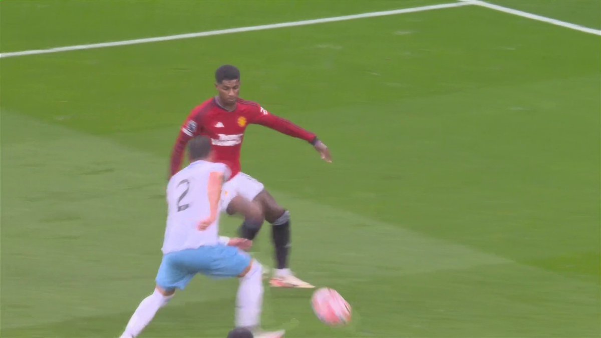 🗣️ “It’s never going to be a penalty for me.” Dermot Gallagher on the ball striking Joel Ward’s arm in the penalty area against Manchester United. ❌