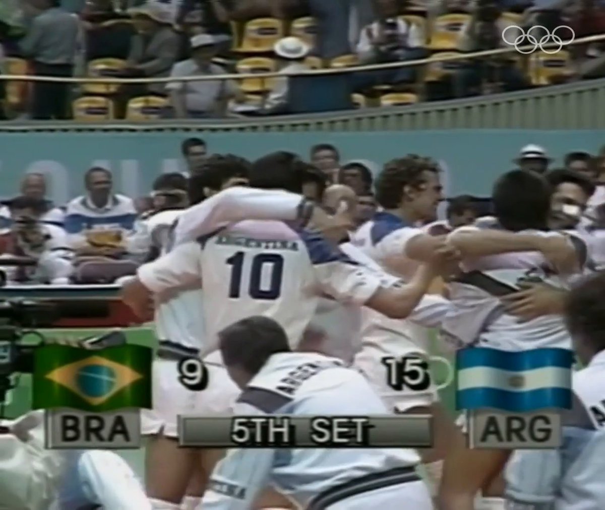 ¿HISTÓRICO? 🤔 ¡MÁS HISTÓRICO! 🥳 Tal día como hoy hace 3️⃣ 5️⃣ años, Argentina derrotó a Brasil (3-2) y ganó la medalla de bronce en el torneo masculino de voleibol de Seúl 1988. 🇦🇷 🏐 #JuegosOlimpicos l Comité Olímpico ARG Voleibol Argentino Hugo Conte