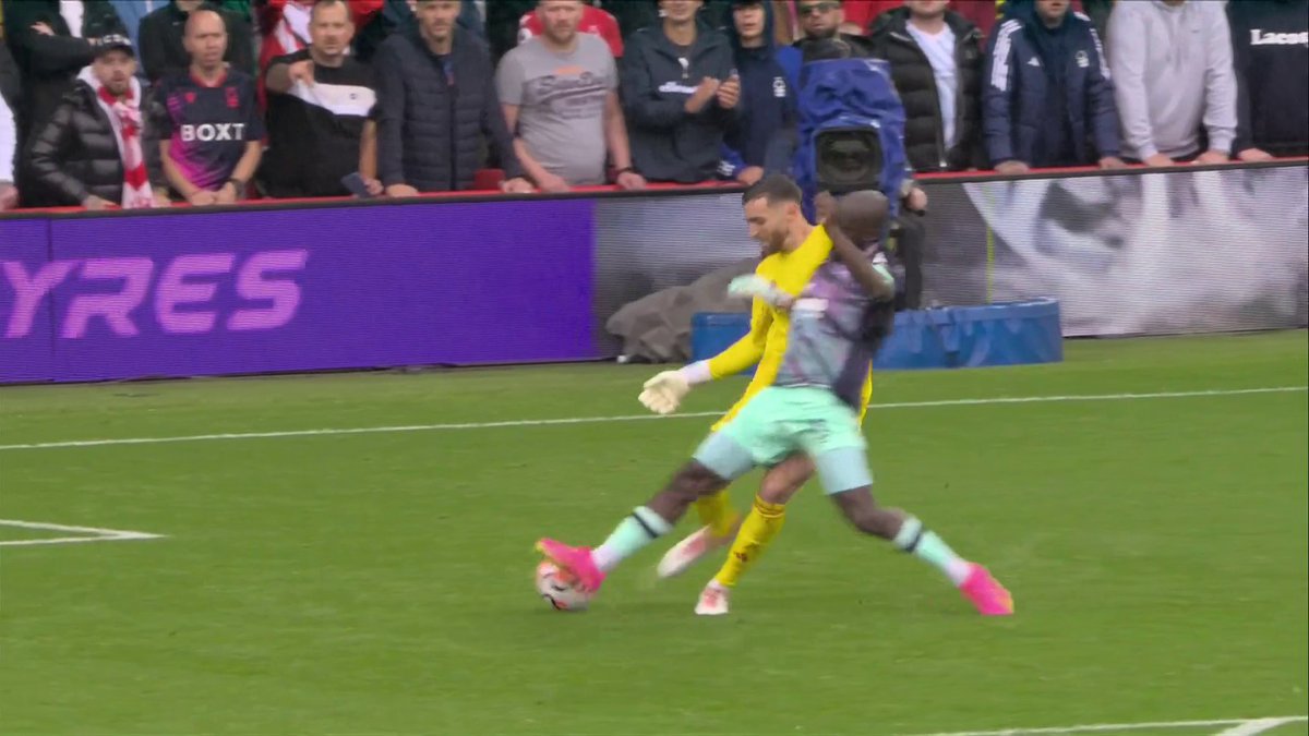 "I expected that to be a penalty when I saw the replays" Dermot Gallagher says Brentford should have been awarded a penalty after Matt Turner's challenge on Yoane Wissa ⬇️