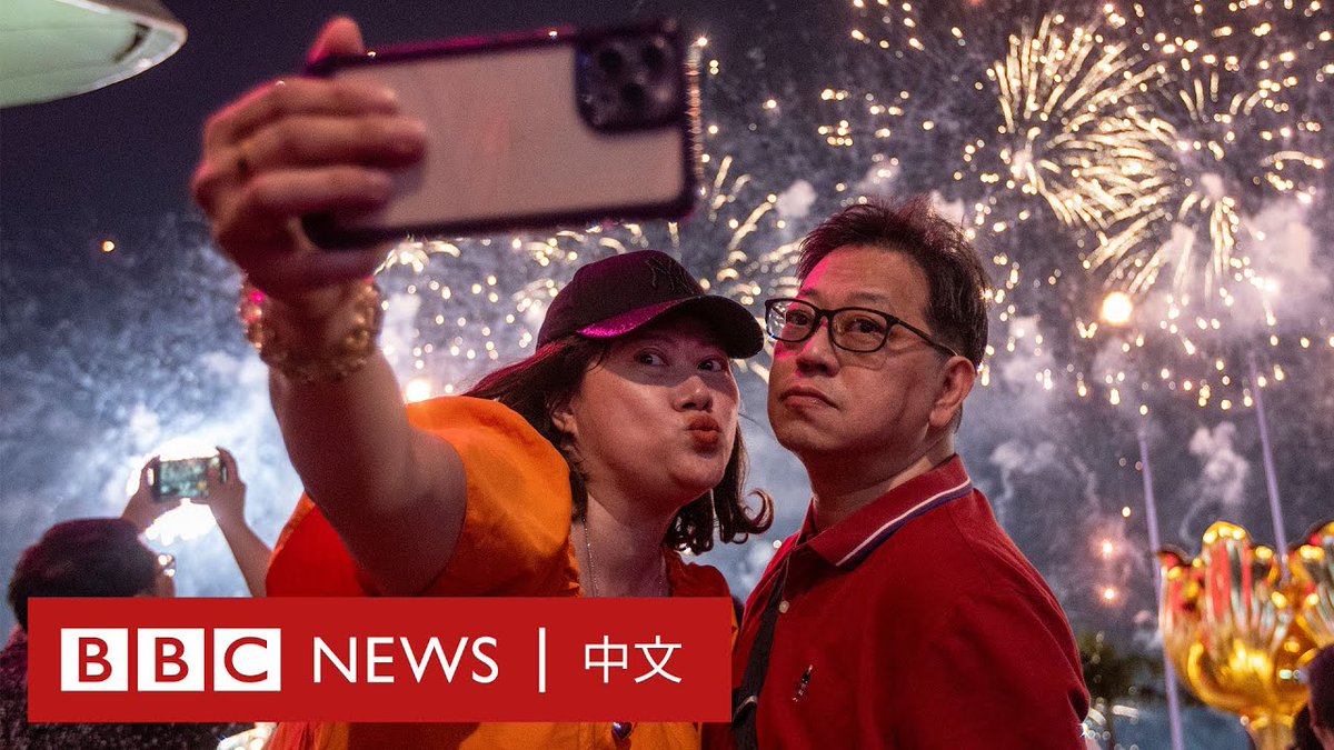 2023年中国大陆的中秋加国庆假期由9月29日开始放假8天，被称为“超级黄金周”。香港旅游业者估计，假期到访该地的大陆旅客将达到100万人次。随着中国大陆人消费观念的转变，其社交媒体上的攻略受到追捧，不少人争相“打卡”网红餐厅及景点。