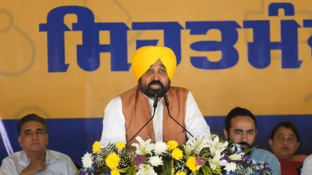 ਬਹੁਤ ਸਾਲਾਂ ਤੋਂ ਬੰਦ ਪਈਆਂ ਕੱਸੀਆਂ ਨੂੰ ਅਸੀਂ ਮੁੜ ਸ਼ੁਰੂ ਕਰਨ ਜਾ ਰਹੇ ਹਾਂ…ਹੁਣ ਪਾਈਪਾਂ ਪਾਉਣ ਦਾ ਕੰਮ ਚੱਲ ਰਿਹੈ…ਸਾਡਾ ਮਕਸਦ ਪੰਜਾਬ ਦੀ ਧਰਤੀ ਦੇ ਪਾਣੀ ਨੂੰ ਬਚਾਉਣਾ ਹੈ…ਅਗਲੇ ਸਾਲ ਝੋਨੇ ਦੇ ਸੀਜ਼ਨ ’ਚ ਅਸੀਂ 70% ਤੋਂ 75% ਤੱਕ ਕੱਸੀਆਂ ਦਾ ਪਾਣੀ ਕਿਸਾਨਾਂ ਕੋਲ ਪਹੁੰਚਾ ਕੇ ਰਹਾਂਗੇ…