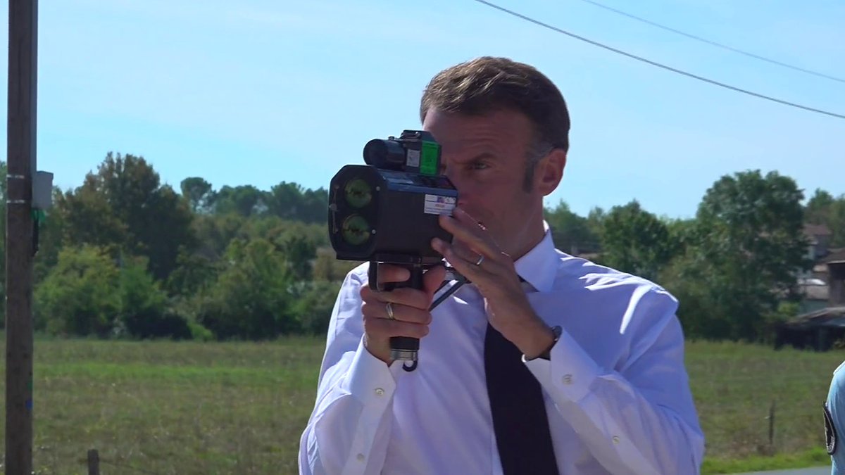 🇫🇷 Insolite : Emmanuel #Macron s’est essayé au contrôle de vitesse des voitures, en marge de son déplacement dans le Lot-et-Garonne. (BFMTV)