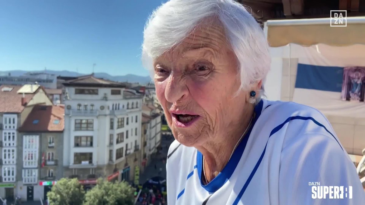 Asun Gorospe y una PASIÓN INFINITA por el Deportivo Alavés 🤍💙 86 años y el mismo amor por el Glorioso que el primer día 😍 Una historia que descubrimos en #Super8 con Sergio Quirante 👏🏻