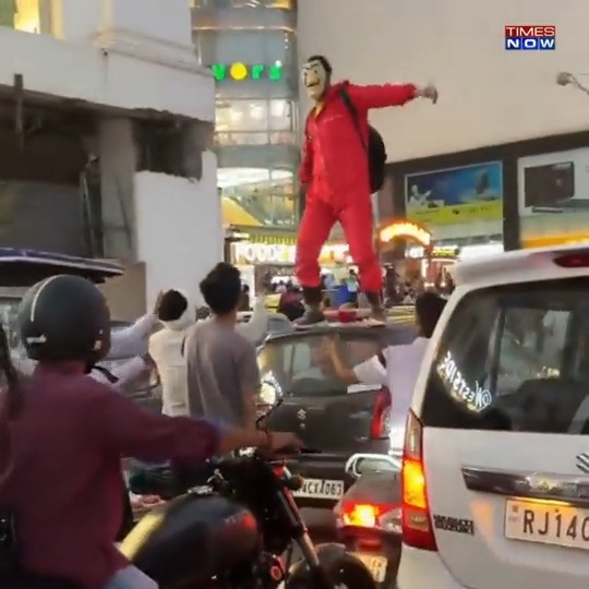 WATCH - Man dressed as Money Heist character showers currency notes in Jaipur. #ViralVideo #Jaipur