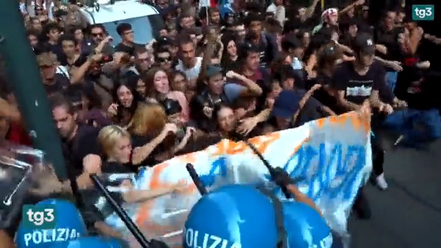 Proteste e scontri a Torino per l'arrivo in città della presidente del Consiglio Meloni, ospite del Festival delle Regioni. La Polizia ha caricato il corteo dei collettivi studenteschi e dei centri sociali per impedirgli di raggiungere la zona dell'evento