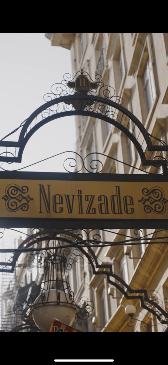 🎥 Nevizade ve İstiklal Caddesi, Manchester United maçına hazır! 💛❤️
