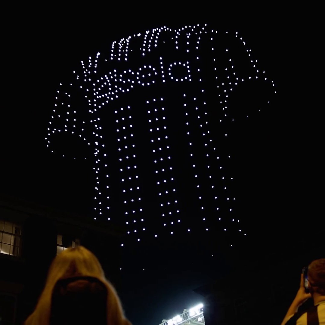 Newcastle celebrating their first Champions League home game in 20 years in style 🤩