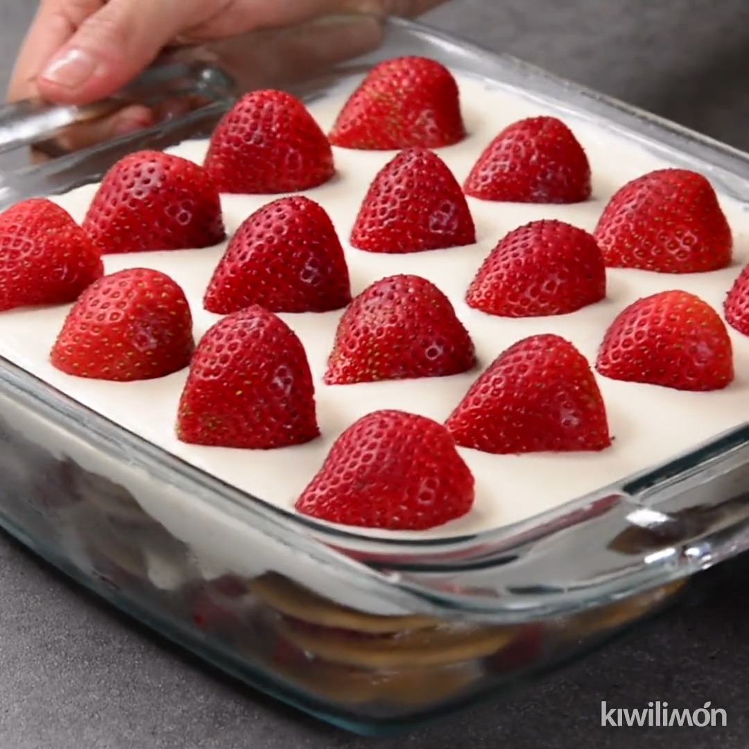 Porque nos encantan las fresas con crema tanto como a ti, hemos creado un pastel muy fácil de preparar #kiwilimon #recetas Receta 👉