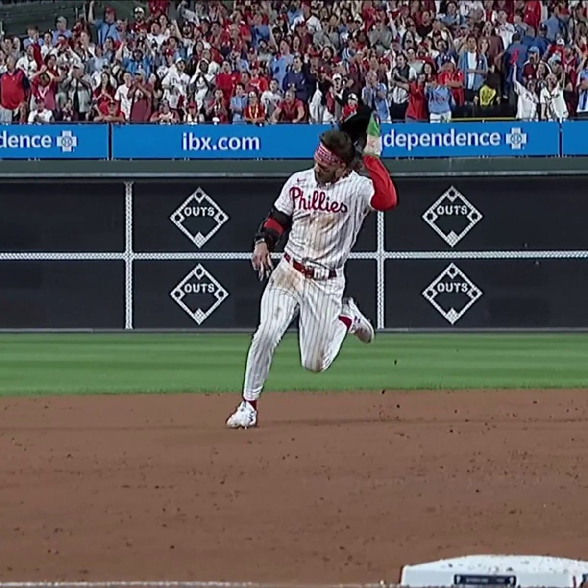 Bryce Harper was ZOOMIN' rounding third‼️💨 Phillies take Game 1 🔔