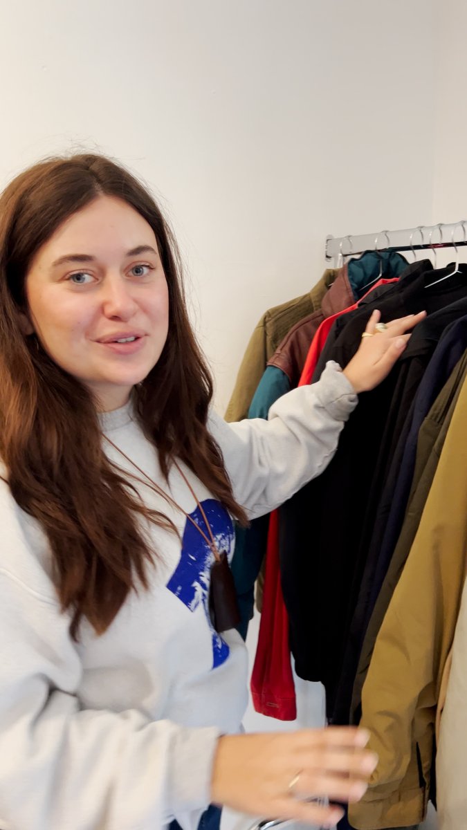 Hélène a 21 ans, elle est passionnée par les vêtements de seconde main et pourtant elle ne trouve quasiment jamais de vêtements basiques et simples. Du coup, elle a eu une idée : chiner pendant deux mois et ouvrir sa propre friperie éphémère. Elle raconte.