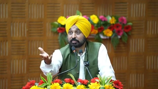 ਜੇ ਤੁਹਾਨੂੰ ਲੱਗਿਆ ਕਿ ਤੁਹਾਡਾ ਮਹਿਕਮਾ ਹੋਰ ਵਧੀਆ ਕੰਮ ਕਰ ਸਕਦੈ ਪਰ 1-2 ਬੰਦੇ ਅੜਿੱਕਾ ਲਗਾ ਰਹੇ ਨੇ...ਤੁਸੀਂ ਸਾਨੂੰ ਦੱਸ ਦਿਉ, ਅਸੀਂ ਸਾਰੇ ਅੜਿੱਕੇ ਚੱਕ ਦੇਵਾਂਗੇ… ਪਹਿਲਾਂ ਪਟਵਾਰੀਆਂ ਵਾਲੇ ਮਸਲੇ ਦਾ ਤੁਹਾਨੂੰ ਸਭ ਪਤਾ ਹੀ ਹੈ…ਜੋ ਕਹਿੰਦੇ ਸੀ ਕਲਮ ਛੋੜ ਹੜ੍ਹਤਾਲ ਕਰਾਂਗੇ, ਮੈਂ ਉਨ੍ਹਾਂ ਨੂੰ ਲਿਖ ਦਿੱਤਾ ਸੀ ਕਿ ਛੱਡ ਦਿਓ ਕਲਮ…ਮੁੜ ਉਹ ਕਲਮ ਤੁਹਾਡੇ ਹੱਥ ਦੇਣੀ ਹੈ ਜਾਂ ਨਹੀਂ, ਇਸਦਾ ਫ਼ੈਸਲਾ ਅਸੀਂ ਕਰਾਂਗੇ…